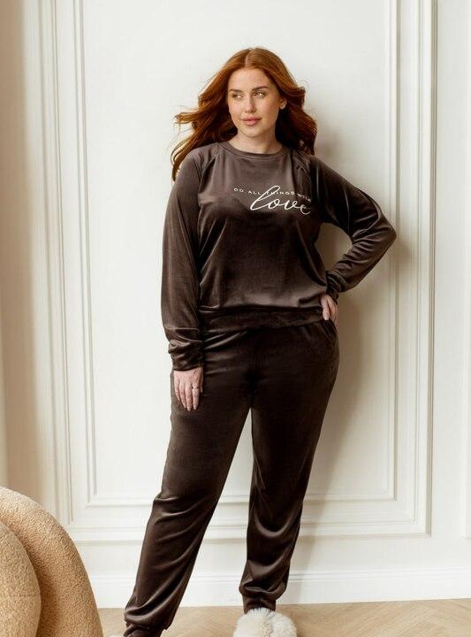 Домашний костюм-двойка женский велюровый свитшот и брюки-джоггеры демисезонный с принтом надпись
