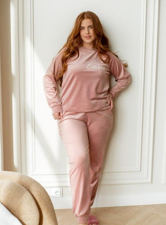 Домашний костюм-двойка женский велюровый с принтом надпись: свитшот реглан и брюки-джоггеры на резинке весенний