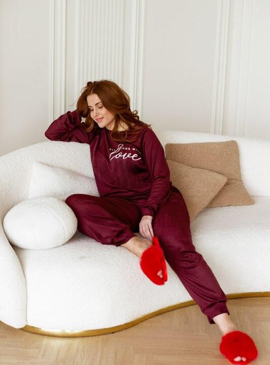Домашний костюм-двойка женский велюровый хлопковый свитшот реглан и брюки-джоггеры на резинке с карманами с принтом надпись весенний