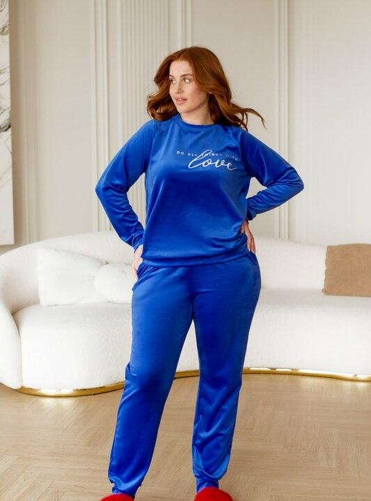 Домашний костюм-двойка женский велюровый хлопковый: свитшот реглан с принтом надпись и брюки-джоггеры на резинке с карманами весенний