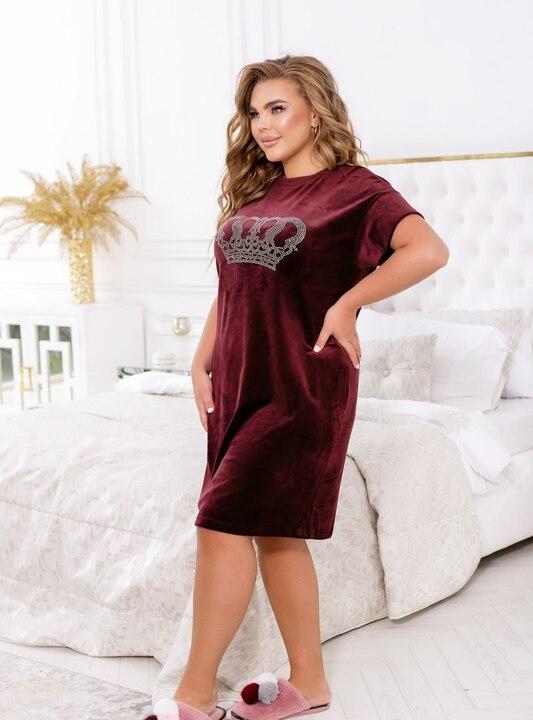 Домашнее платье-футболка женское велюровое хлопковое со стразами без застежки с карманами в боковых швах прямого кроя больших размеров