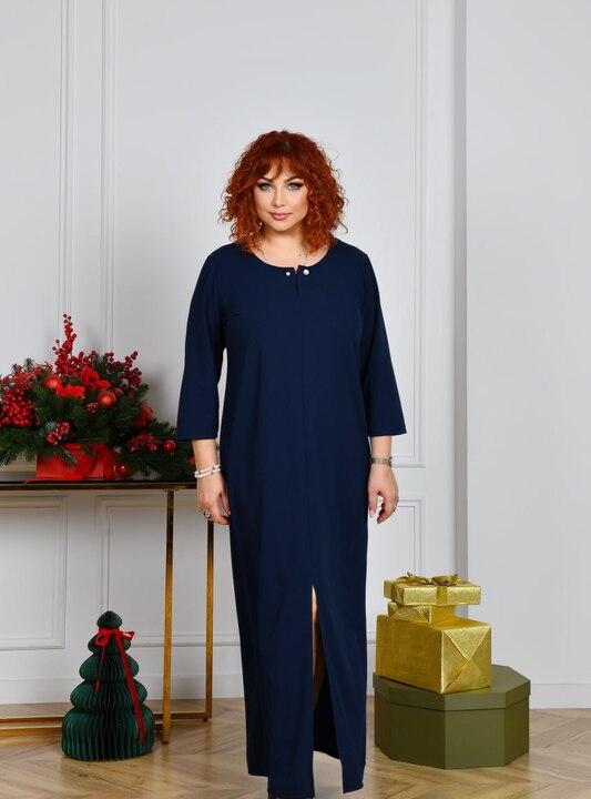 Платье-футляр женское из креп-стретча прямого кроя без застежки с декоративной горловиной и разрезом спереди весеннее