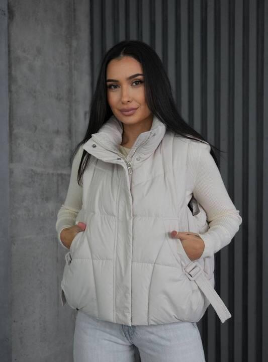 Жилет женский из водоотталкивающей плащевки с эко пухом дутая модель с высоким воротником на молнии с карманами со стяжками по низу демисезонный