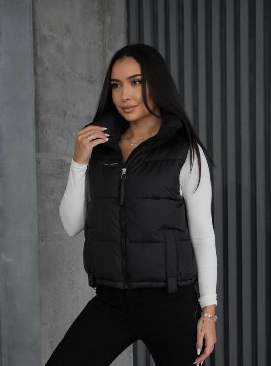 Жилет женский из водоотталкивающей плащевки с эко пухом дутая модель с высоким воротником на молнии с карманами короткий