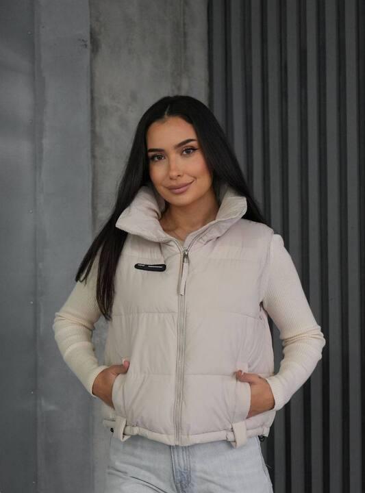 Жилет женский из водоотталкивающей плащевки с эко пухом дутая стеганая модель с высоким воротником на молнии с карманами короткий демисезонный