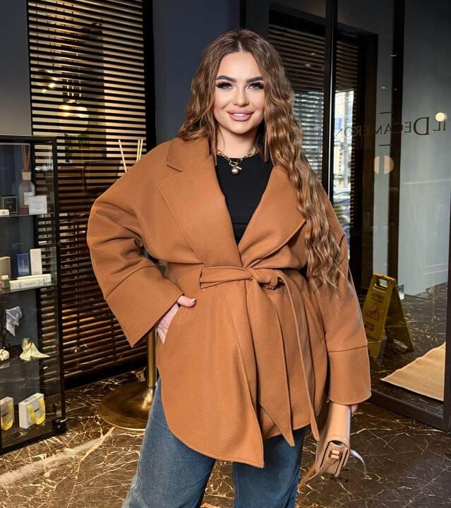 Пальто женское из фактурного кашемира на нейлоновой подкладке силуэтное с поясом на запах с карманами весеннее