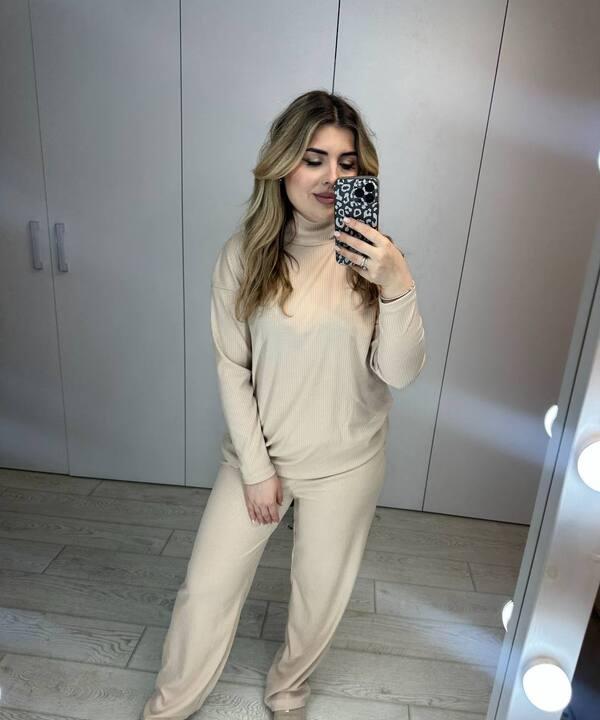 Костюм-двойка женский из трикотажа рубчик гольф и прямые брюки повседневный