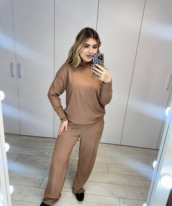 Костюм-двойка женский из трикотажа рубчик гольф и прямые брюки повседневный весенний