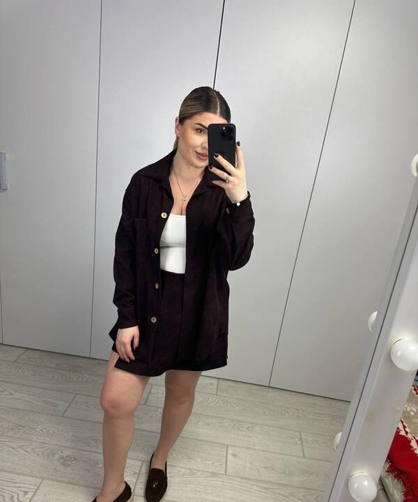 Костюм-двойка женский из микровельвета: рубашка оверсайз на пуговицах и юбка-шорты с высокой талией весенний