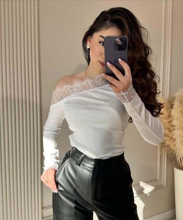 Лонгслив женский из вискозного трикотажа с асимметричным открытым плечом и кружевной отделкой весенний