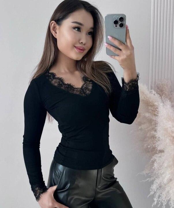 Лонгслив женский из вискозного трикотажа с V-образным вырезом и кружевной отделкой весенний