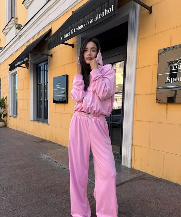 Спортивный костюм женский велюровый с худи на молнии с капюшоном и широкими брюками весенний