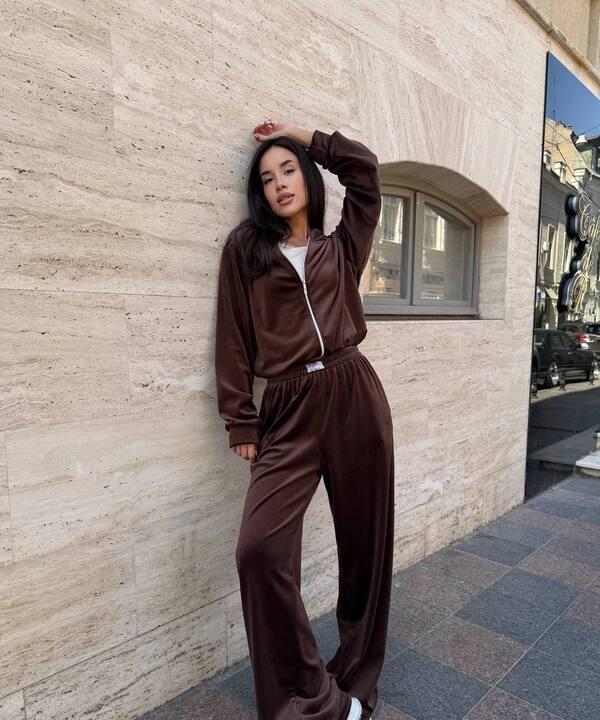 Спортивный костюм женский велюровый с худи на молнии с капюшоном и широкими брюками весенний