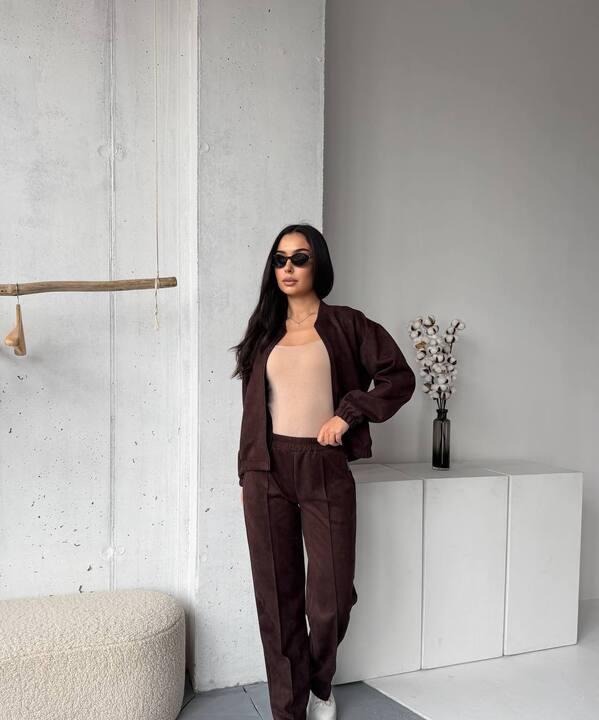 Костюм-двойка женский из замши на дайвинге бомбер на молнии и брюки повседневный