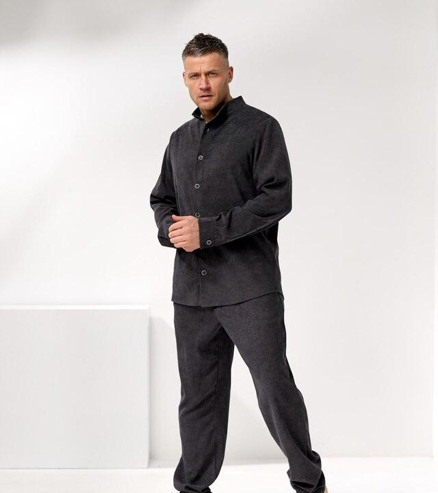 Костюм-двойка мужской из микровельвета: рубашка на пуговицах и брюки прямого кроя повседневный весенний