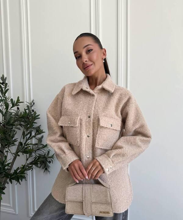 Рубашка женская из шерстяного букле утепленная оверсайз с накладными карманами весенняя