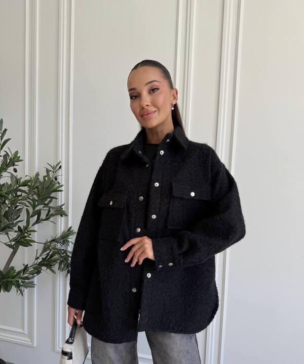 Рубашка женская утепленная из шерстяного букле оверсайз с накладными карманами весенняя