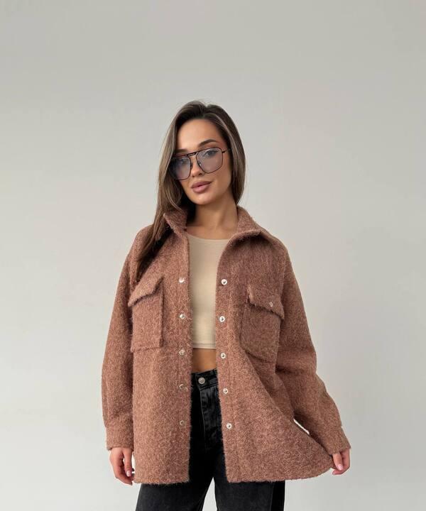 Рубашка женская из букле весенняя оверсайз утепленная с накладными карманами на пуговицах