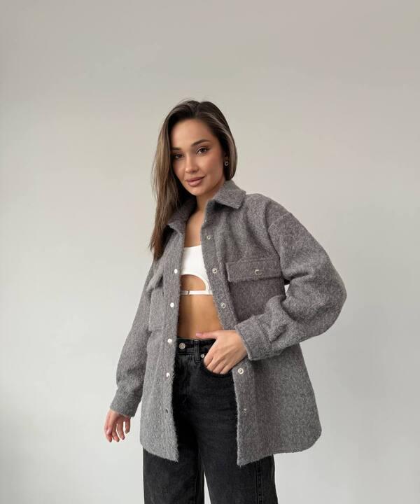 Рубашка женская из шерстяного букле весенняя оверсайз утепленная с накладными карманами на пуговицах