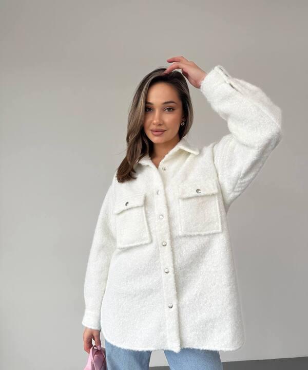 Рубашка женская из шерсти букле удлиненная с накладными карманами весенняя