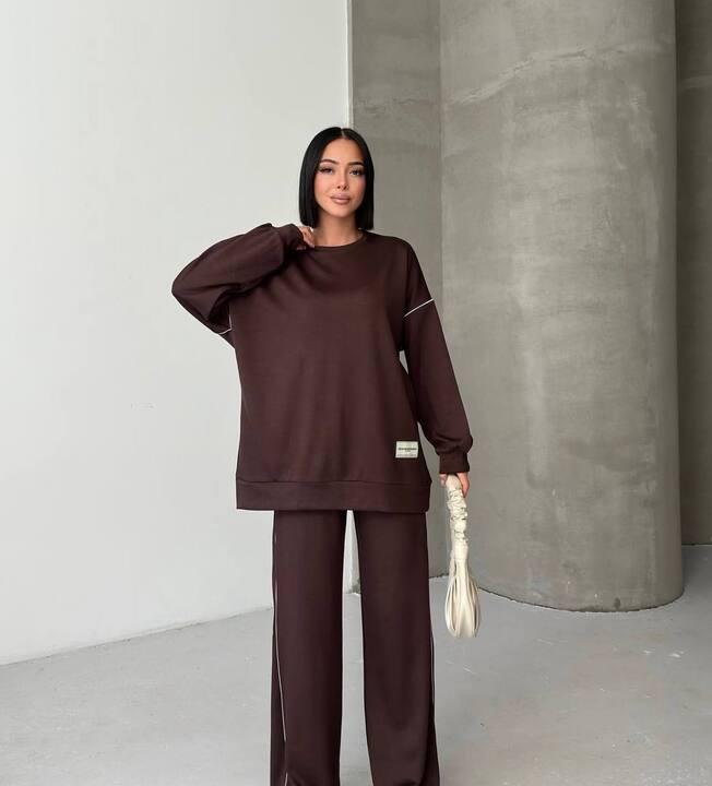 Спортивный костюм женский из итальянского трикотажа со свитшотом оверсайз и широкими брюками высокой посадки с кантом демисезонный