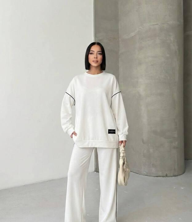 Спортивный костюм женский из итальянского трикотажа со свитшотом оверсайз и широкими брюками с высокой талией с декоративной нашивкой и кантом весенний