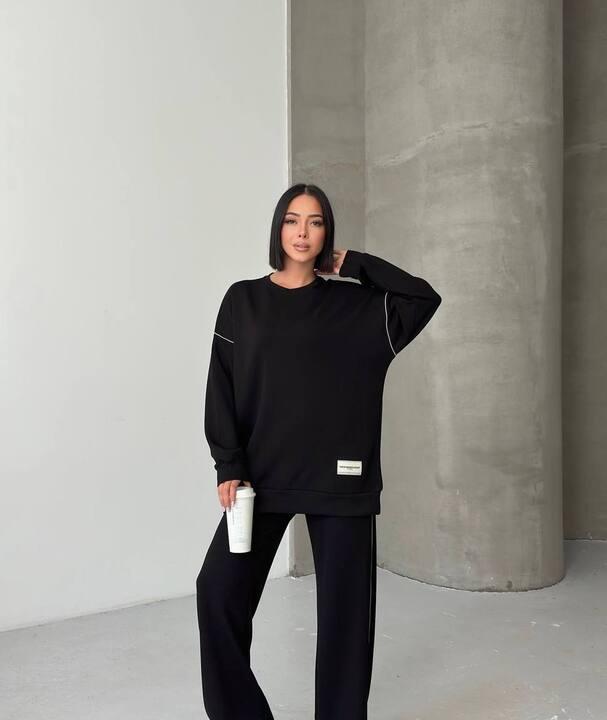 Костюм-двойка спортивный женский из итальянского трикотажа со свитшотом оверсайз и брюками с высокой посадкой с кантом и нашивкой