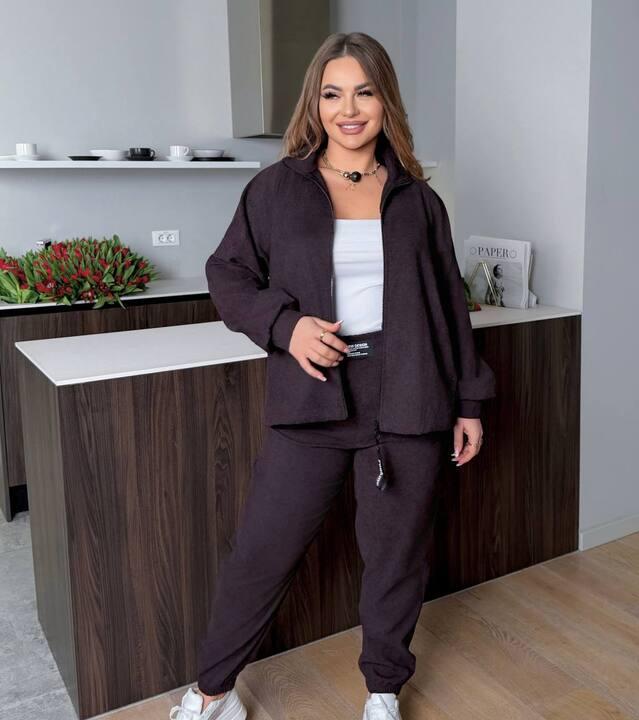 Спортивный костюм-двойка женский из микровельвета: кофта на молнии с карманами и утяжкой по низу и джоггеры со средней посадкой весенний