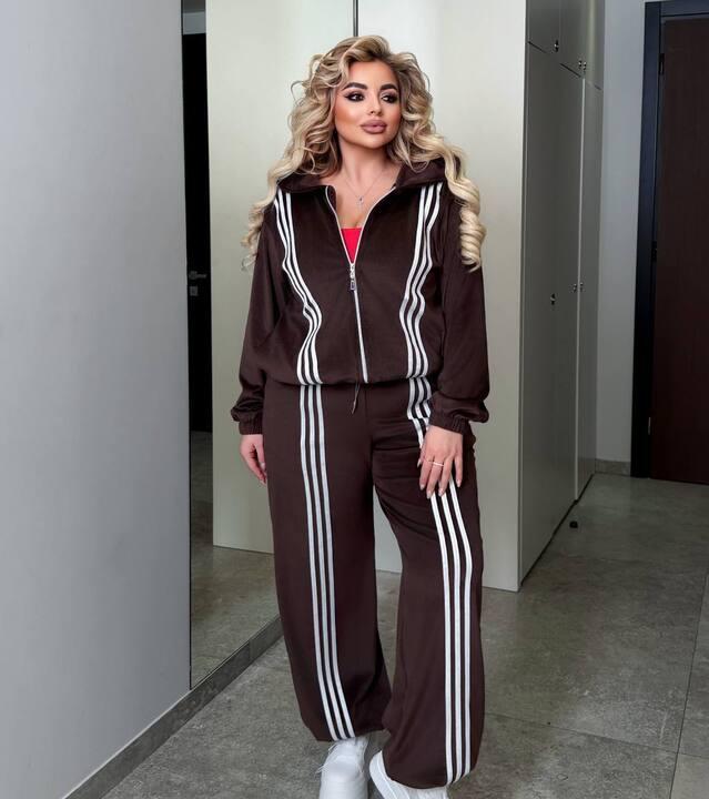 Спортивный костюм-двойка женский из велюра с кофтой на молнии и прямыми брюками с лампасами