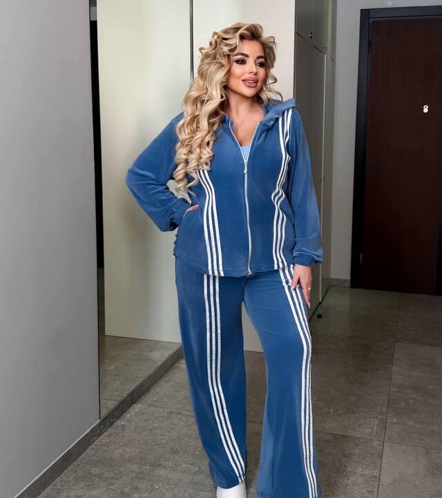 Спортивный костюм-двойка женский из велюра с кофтой на молнии и прямыми брюками с лампасами