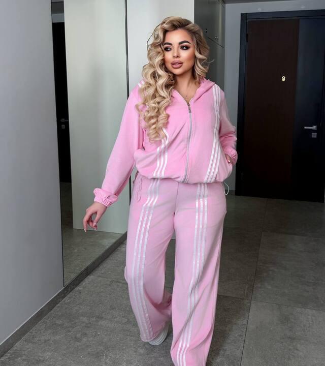 Спортивный костюм-двойка женский из велюра с кофтой на молнии и прямыми брюками с лампасами