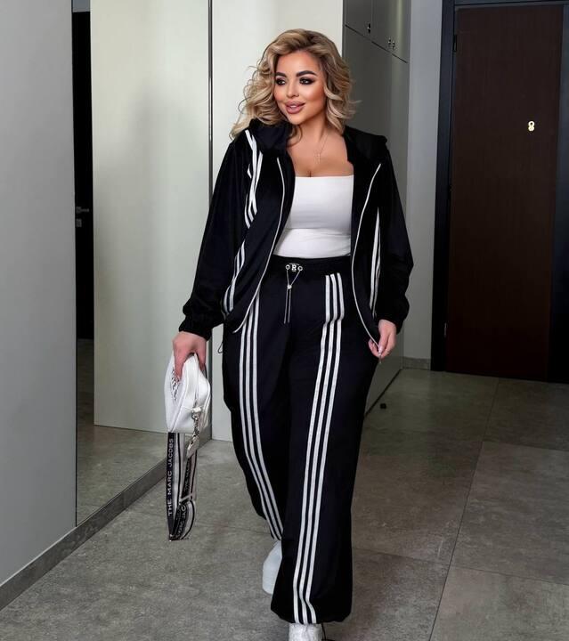 Спортивный костюм-двойка женский из велюра с кофтой на молнии с капюшоном и прямыми брюками с лампасами демисезонный