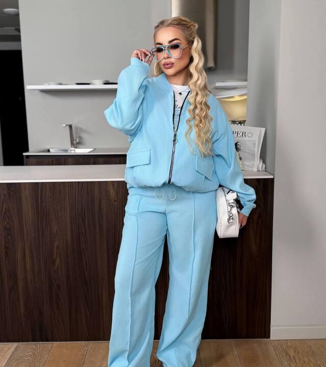 Костюм-тройка женский из микровельвета и кулира: худи на молнии футболка и широкие брюки оверсайз весенний