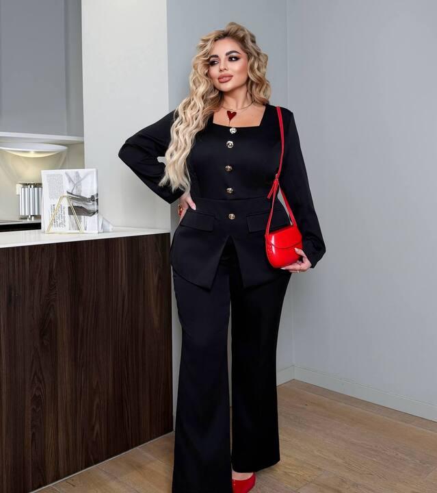 Костюм-двойка женский из крепа: блуза на пуговицах с U-образным вырезом и прямые брюки с карманами деловой весенний