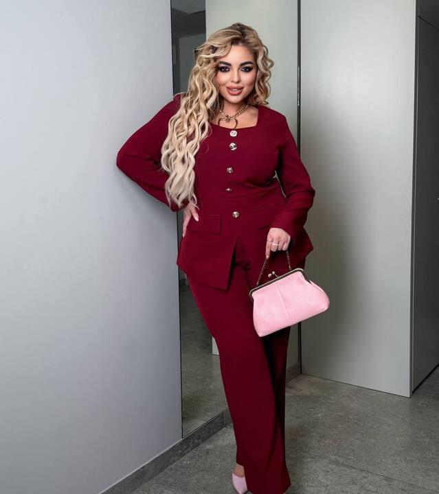 Костюм-двойка женский из крепа: блуза на пуговицах с U-образным вырезом и прямые брюки с карманами деловой весенний