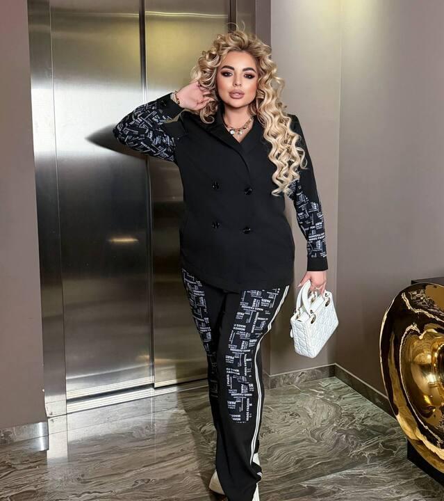 Костюм-двойка женский из крепа двубортный жакет с принтованными вставками и лампасами и прямые брюки на резинке с карманами весенний