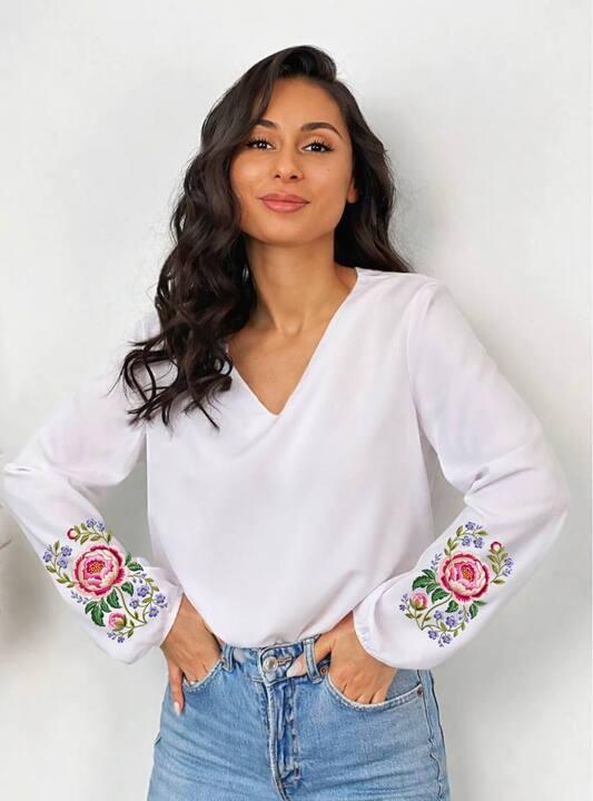 Блуза женская из софта с вышивкой цветы V-образный вырез с длинными рукавами свободного кроя весенняя