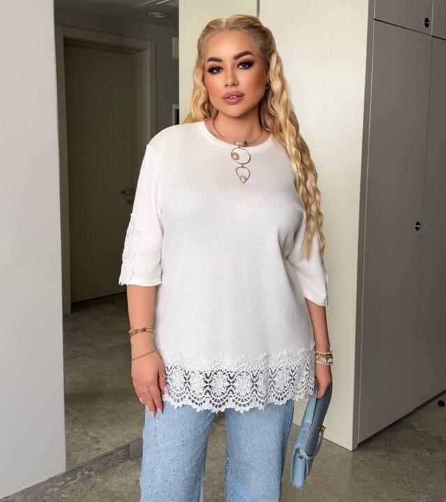 Футболка-туника женская из ангоры удлиненная свободного кроя с кружевной отделкой демисезонная