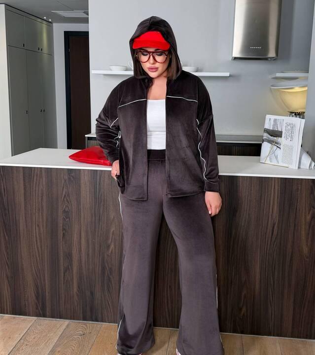 Спортивный костюм женский из велюра с кофтой на молнии и прямыми брюками на резинке с фиксаторами и декоративным кантом демисезонный