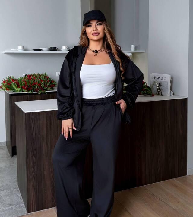 Спортивный костюм женский из велюра с кофтой на молнии и капюшоном свободного кроя с прямыми брюками демисезонный