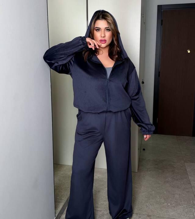 Спортивный костюм женский из велюра с кофтой на молнии и капюшоном свободного кроя с прямыми брюками демисезонный