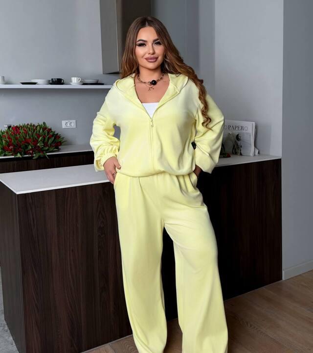 Спортивный костюм женский из велюра с кофтой на молнии и капюшоном свободного кроя с прямыми брюками демисезонный