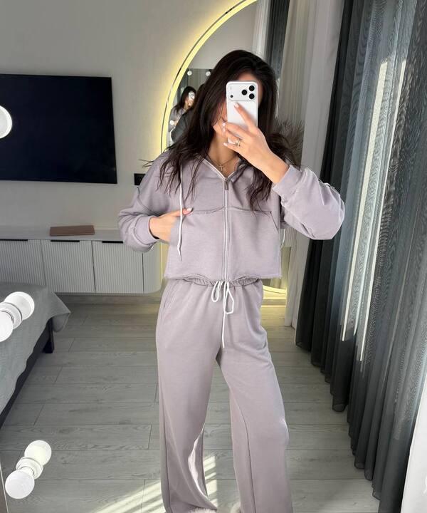 Спортивный костюм женский из трехнитки с укороченной кофтой на молнии и капюшоном свободного кроя с прямыми брюками демисезонный