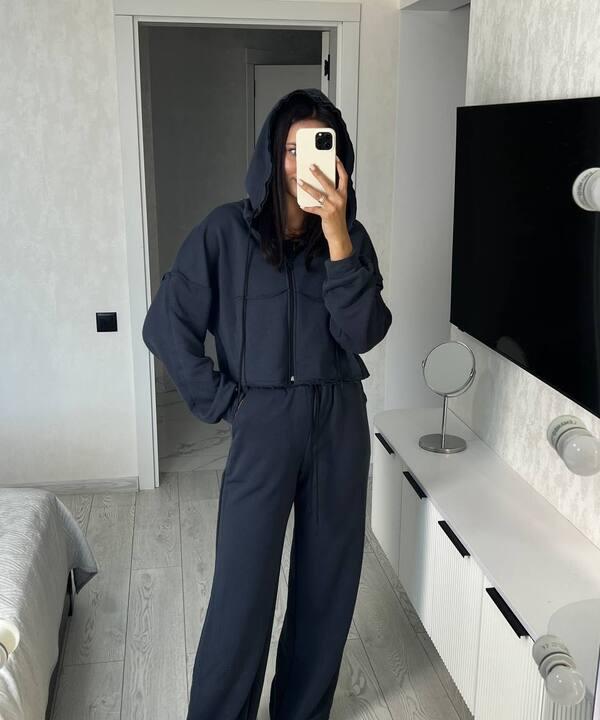 Спортивный костюм женский из трехнитки с укороченной кофтой на молнии и капюшоном свободного кроя с прямыми брюками демисезонный