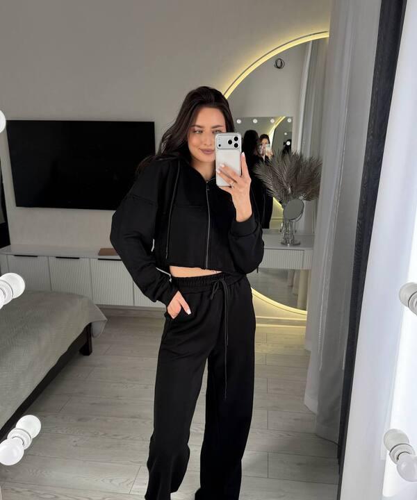 Спортивный костюм женский из трехнитки с укороченной кофтой на молнии и капюшоном свободного кроя с прямыми брюками демисезонный