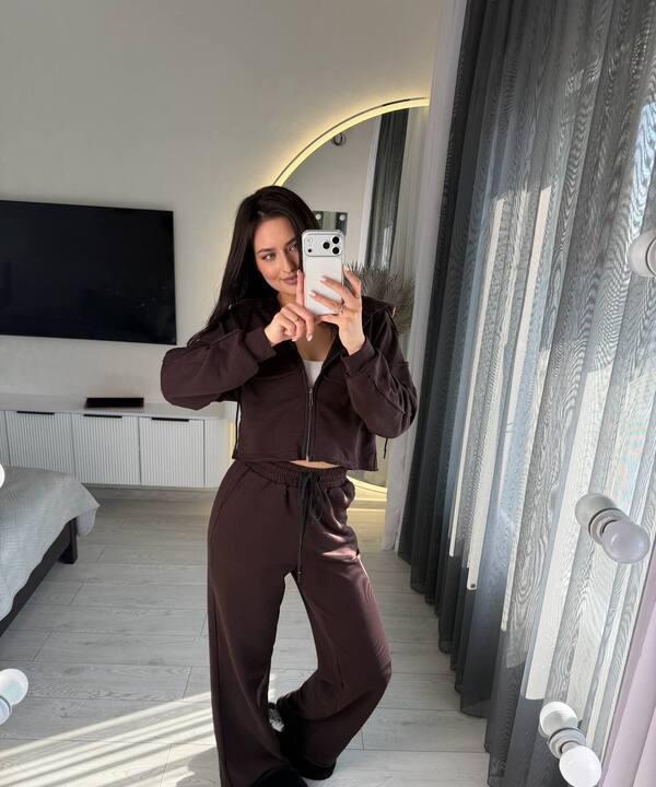 Спортивный костюм женский велюровый двойка с укороченной кофтой на молнии и широкими штанами демисезонный