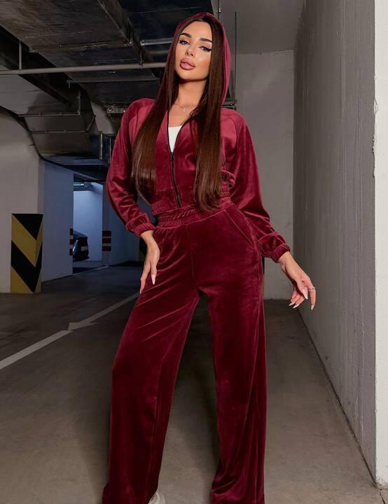 Спортивный костюм женский велюровый двойка с укороченной кофтой на молнии и широкими брюками демисезонный