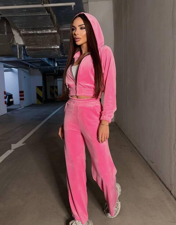 Спортивный костюм женский велюровый двойка с укороченной кофтой на молнии и прямыми брюками демисезонный