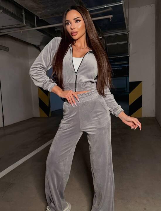 Спортивный костюм женский велюровый двойка с укороченной кофтой на молнии с капюшоном и широкими брюками демисезонный