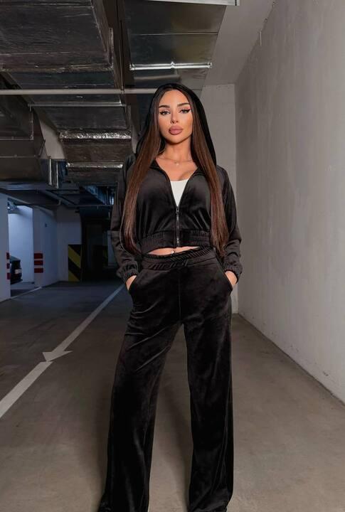 Спортивный костюм женский велюровый двойка с укороченной кофтой на молнии с капюшоном и широкими брюками демисезонный